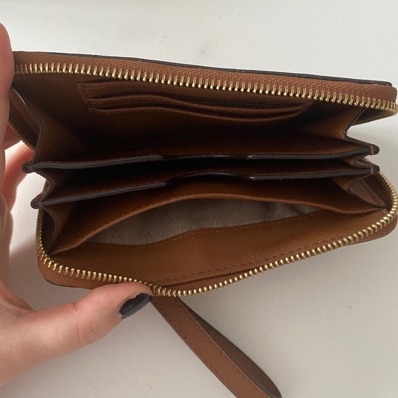 MICHAEL KORS JET SET ZIP AROUND WRISTLET WALLET (brown leather) - Picture 4 of 6